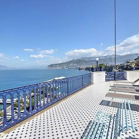 Sleeps 4 Pool Air Con Wifi Sorrento