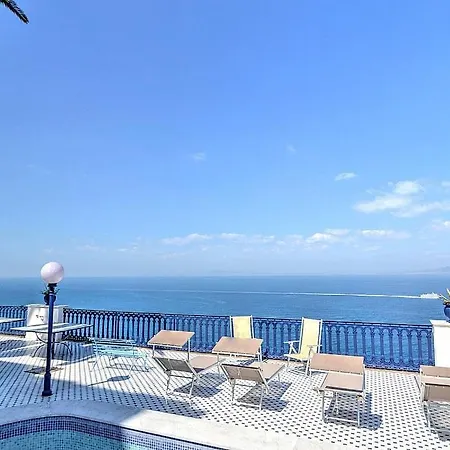 Sleeps 4 Pool Air Con Wifi